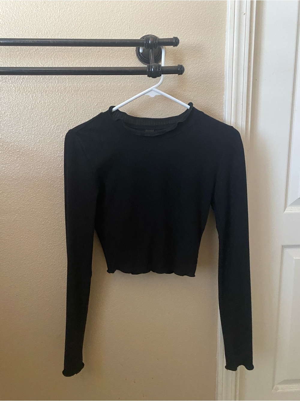 Black Long-Sleeve Cropped Ribbed Top - Women